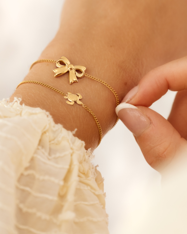 Twee gouden armbanden