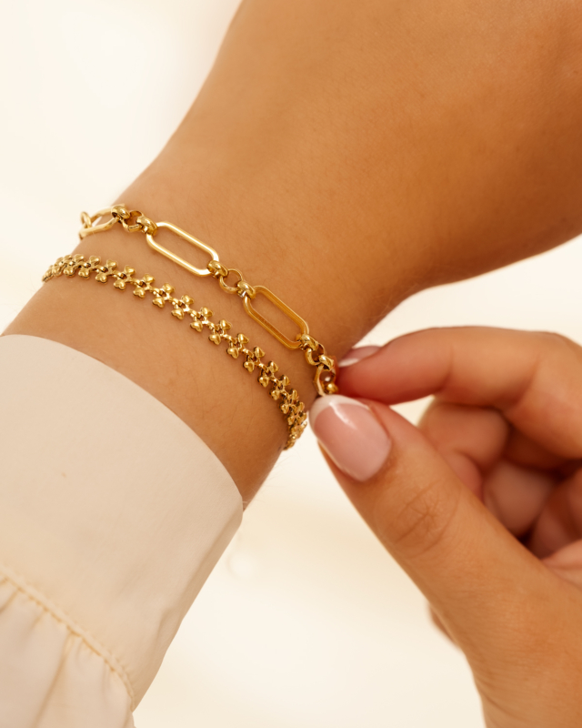 Gouden chain armbanden om pols