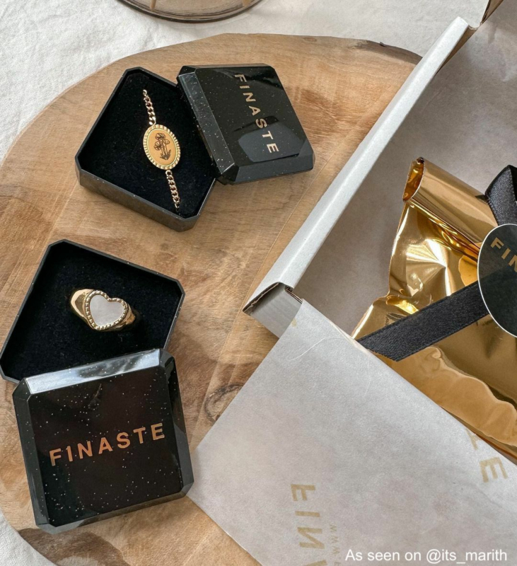 Influencer laat gouden sieraden zien