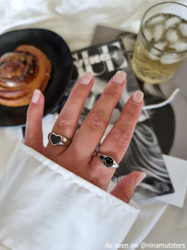 Influencer draagt zilveren smiley ring