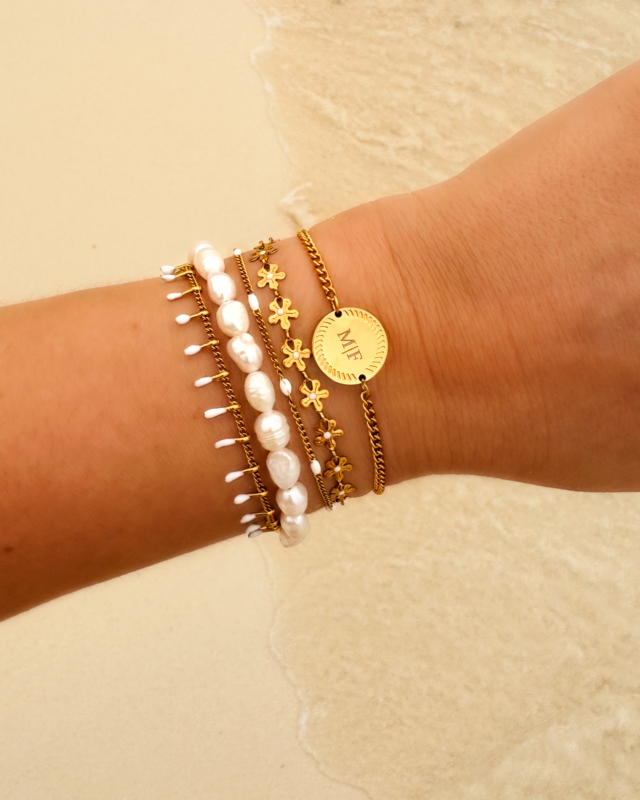 Gouden armparty met witte touch