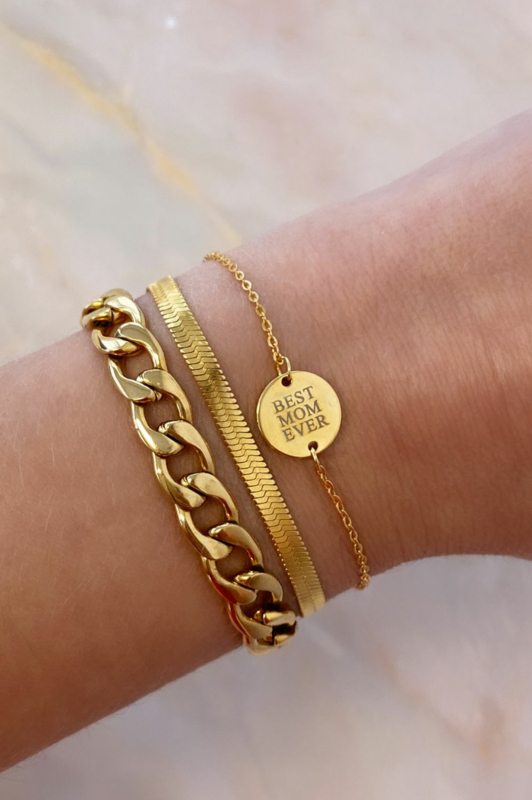 Gouden armbanden mix bij model