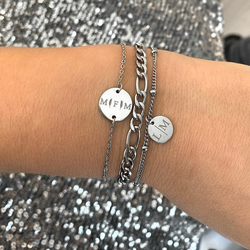 mooie look van zilveren armbanden om de pols voor een complete look