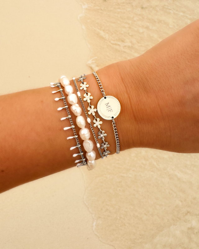 Zilveren armparty met parels