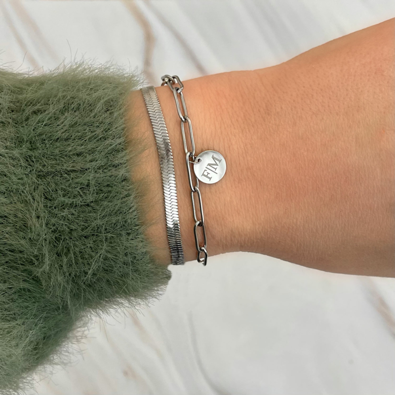 Armparty van drie zilveren armbandjes om pols