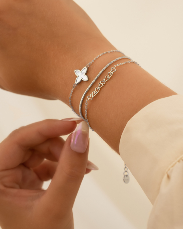 Zilveren armparty bij model