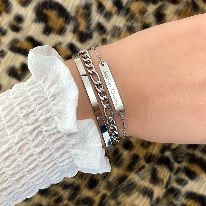 Vrouw draagt zilveren armbandjes voor om de pols voor een complete look