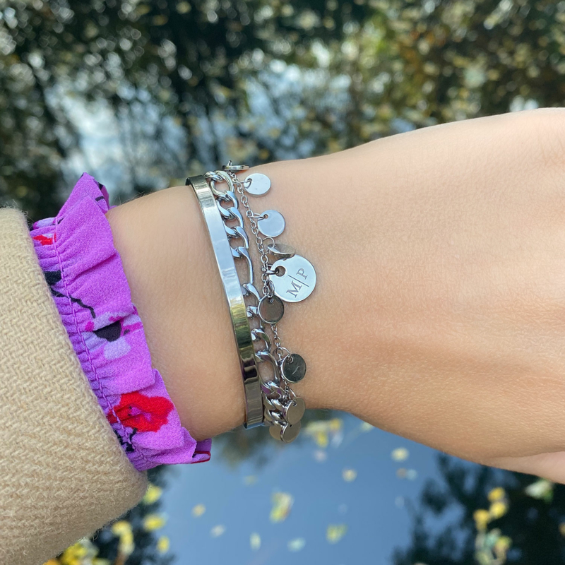 Mooie armband met muntjes om de pols voor complete look