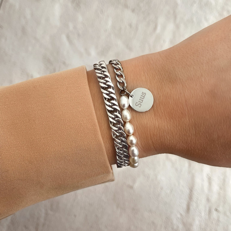 Mooie zilveren armparty met parels en gravering