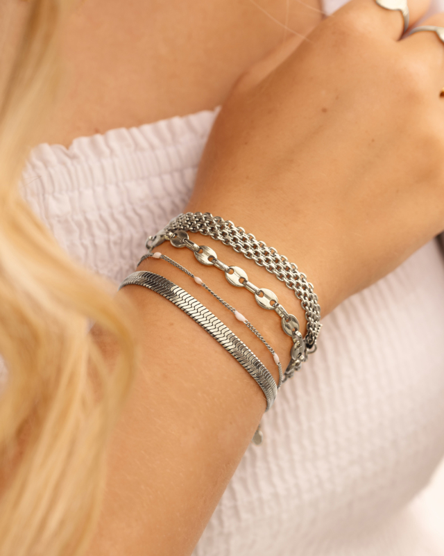 Zilveren armparty bij model