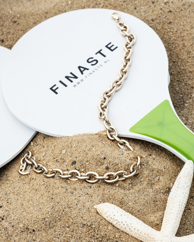 Zilveren chunky chain ketting op het strand