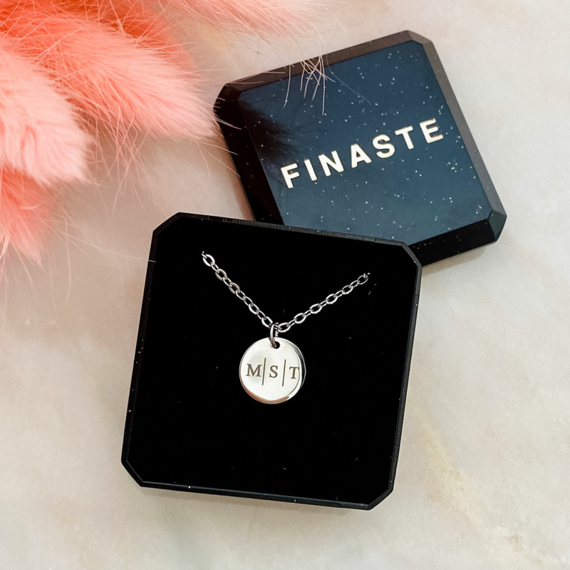 Ketting met drie letters in een sieradendoosje in het zilver