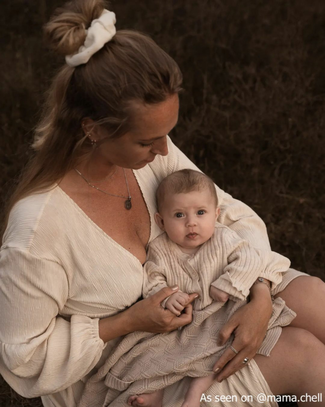 Zilveren ketting om hals bij mama