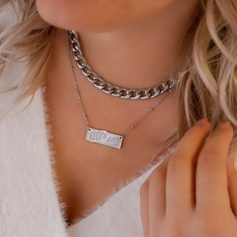 Trendy jaartal ketting voor een vrouw om te dragen