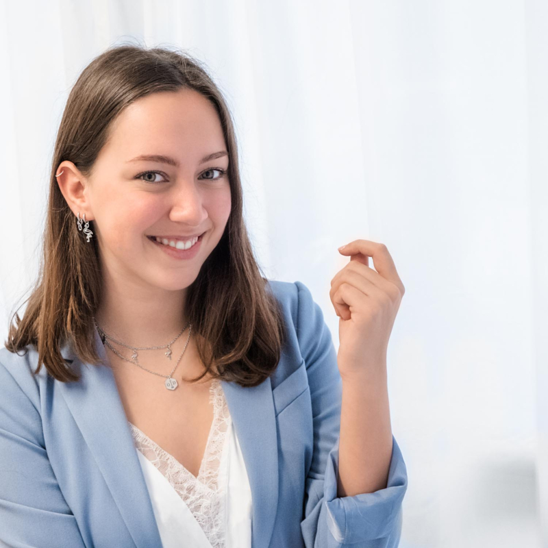 Mooie zilveren ketting die je kunt graveren bij een jonge vrouw