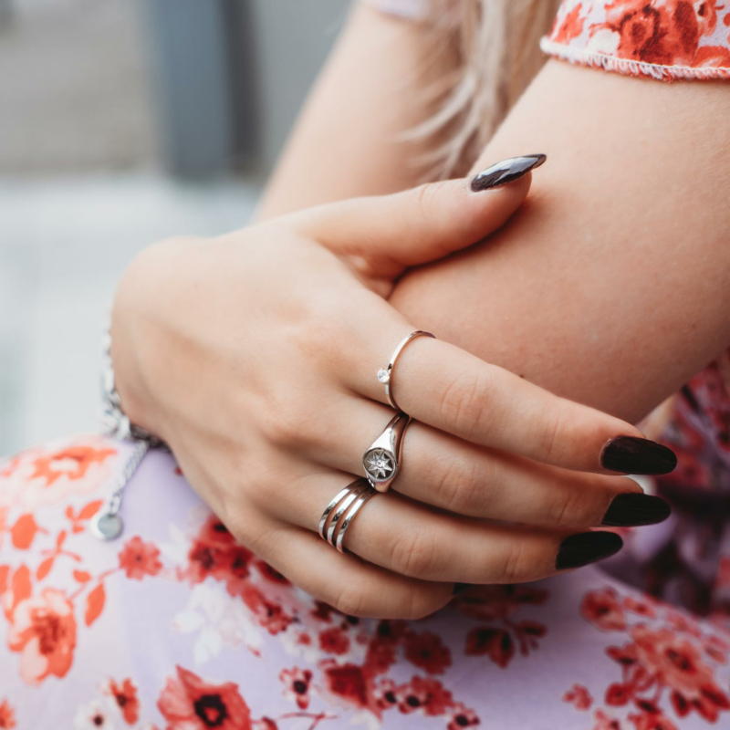 Mix van zilveren ringen om hand model