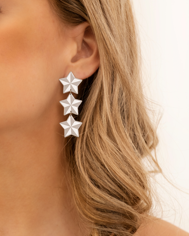 Model draagt Triple star earrings