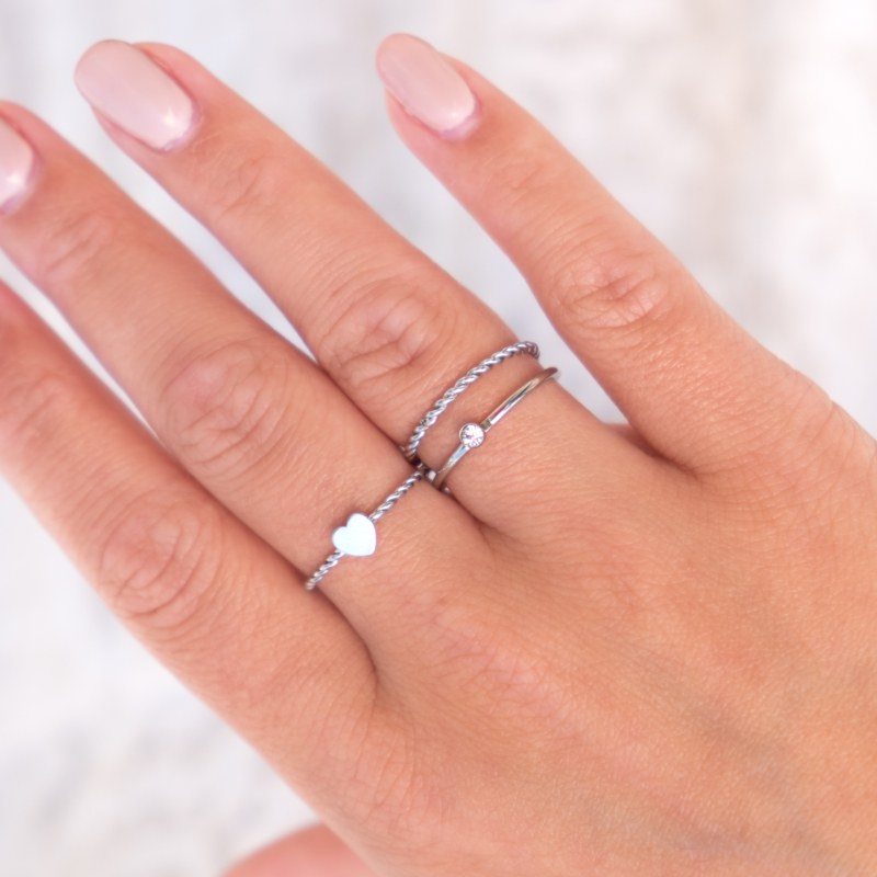 Trendy ringen in het zilver om hand