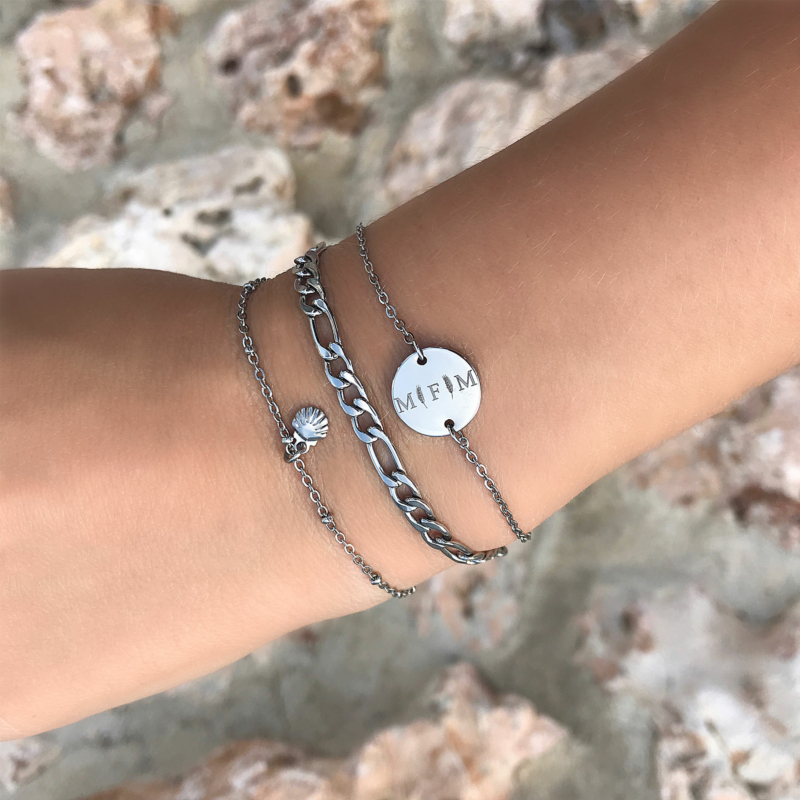 Zilveren armbandjes om de pols voor een zomerse mix armbandjes