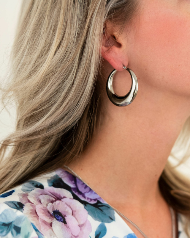 Mooie chunky statement hoops in het zilver in het oor