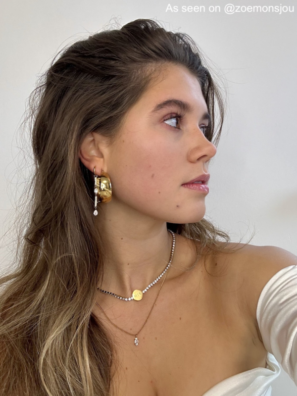 Influencer draagt sieraden