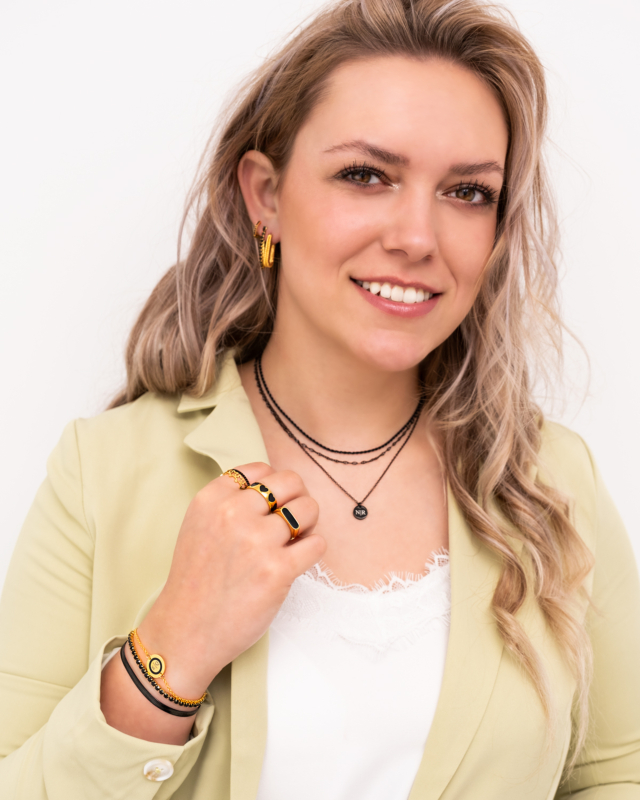 Model draagt zwarte sieraden