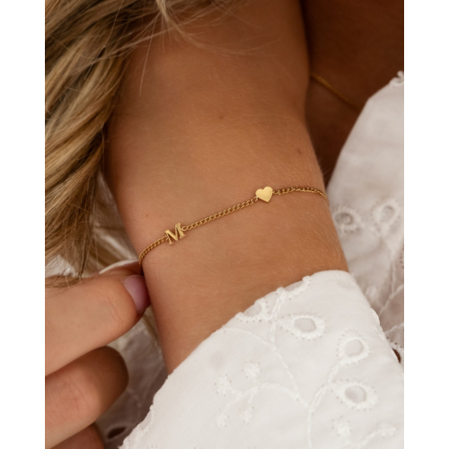 Mini initial armband met hartje goudkleurig