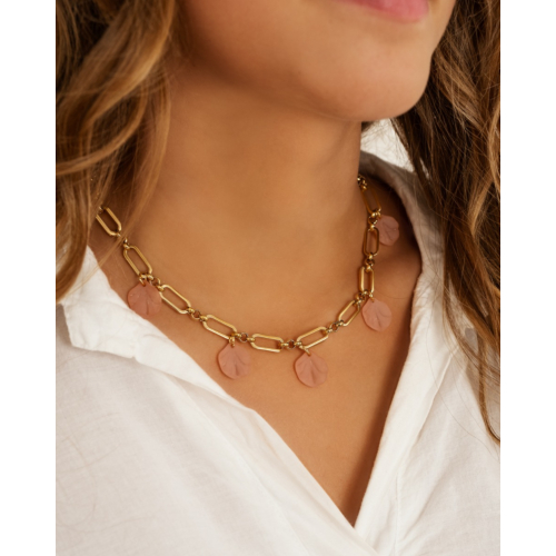 Bedelketting met roze blaadjes goudkleurig