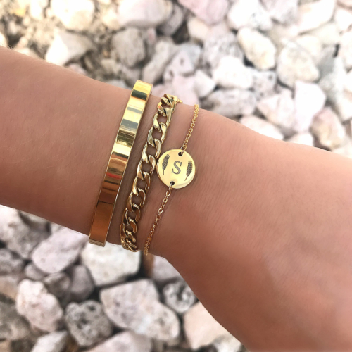 Armband met letter goud kleurig