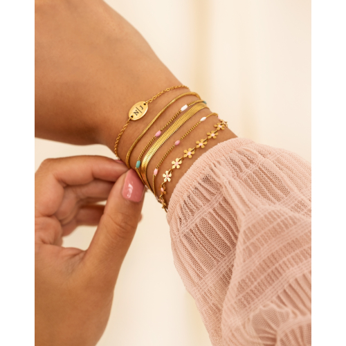 Musthave armbandje met 2 letters goud kleurig