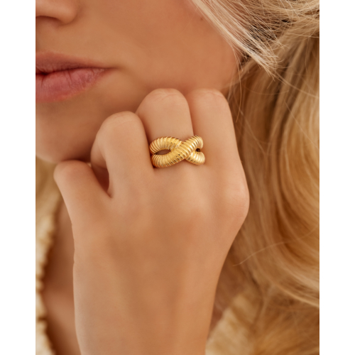 Statement ring gekruist met streepjes goudkleurig