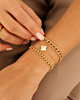 Model draagt gouden armparty 