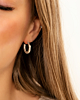 Model draagt open hammered hoops