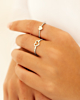 model draagt minimalistische ring zilver