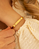 Gouden brede bangle bij model