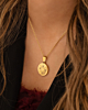 Gouden initial ketting met 4 letters bij model