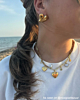 Influencer met gouden sieraden