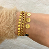 Gouden armbandjes gecombineerd met furry vestje