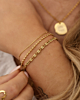 Gouden armparty bij model