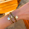 gouden look met armbanden