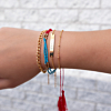 Basis armband samen met gekleurde armbandjes voor leuke armparty