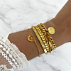 Gouden armparty met bangle om pols