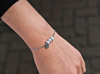 Charming armband witte kraaltjes om pols