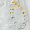 Mix van gouden en zilveren ear cuffs op glas