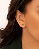 Details van Oorknopjes emerald stone in oor