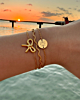 gouden armbandjes combinatie bij zonsondergang