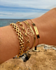 gouden armparty met zee op de achtergrond