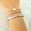 Armparty met verschillende armbandjes om pols