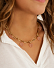 Gouden ketting met roze bedels bij model