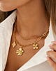 Gouden necklaceparty met bloemen